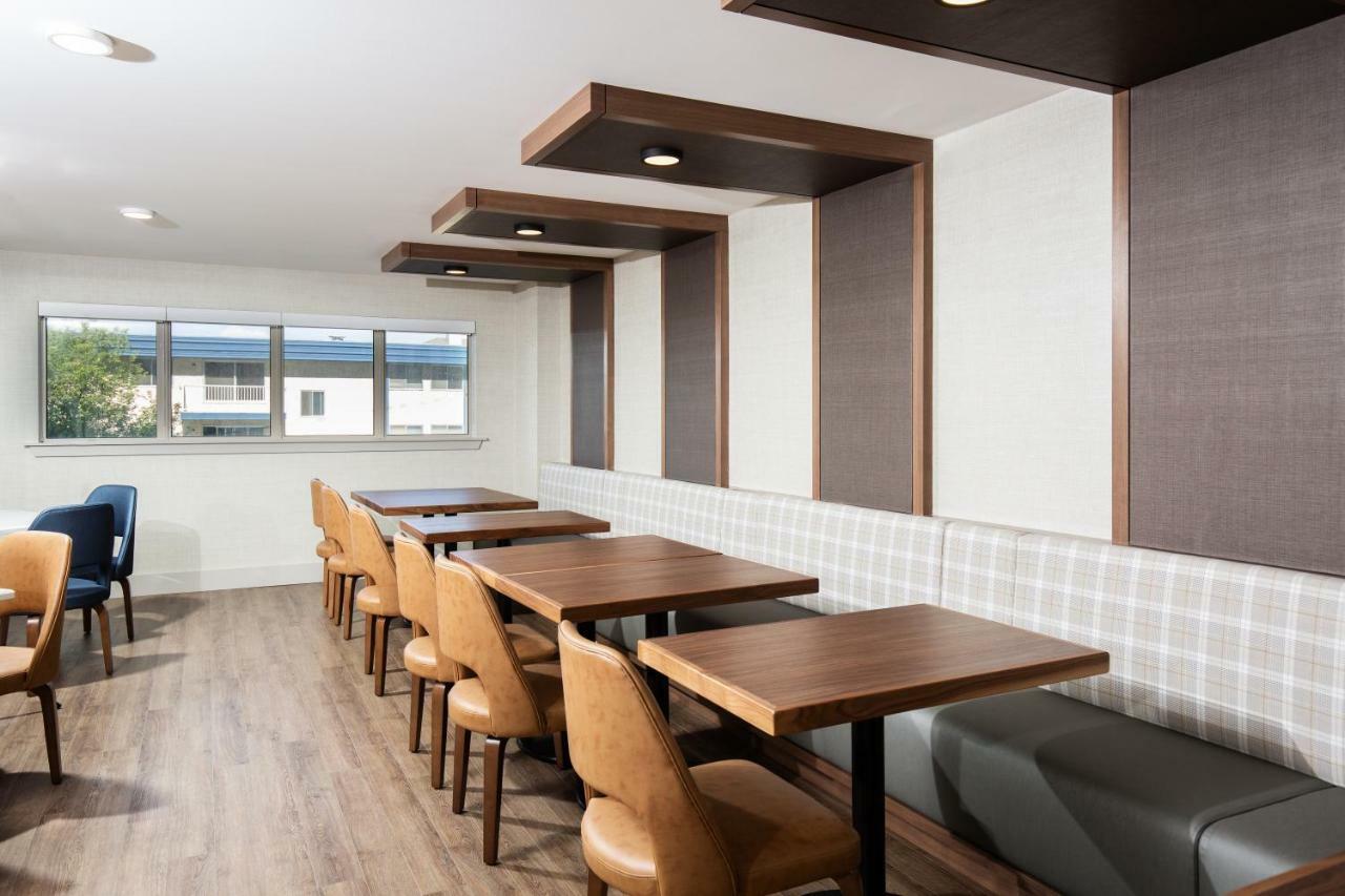 Pomeroy Hotel Fort Mcmurray Buitenkant foto