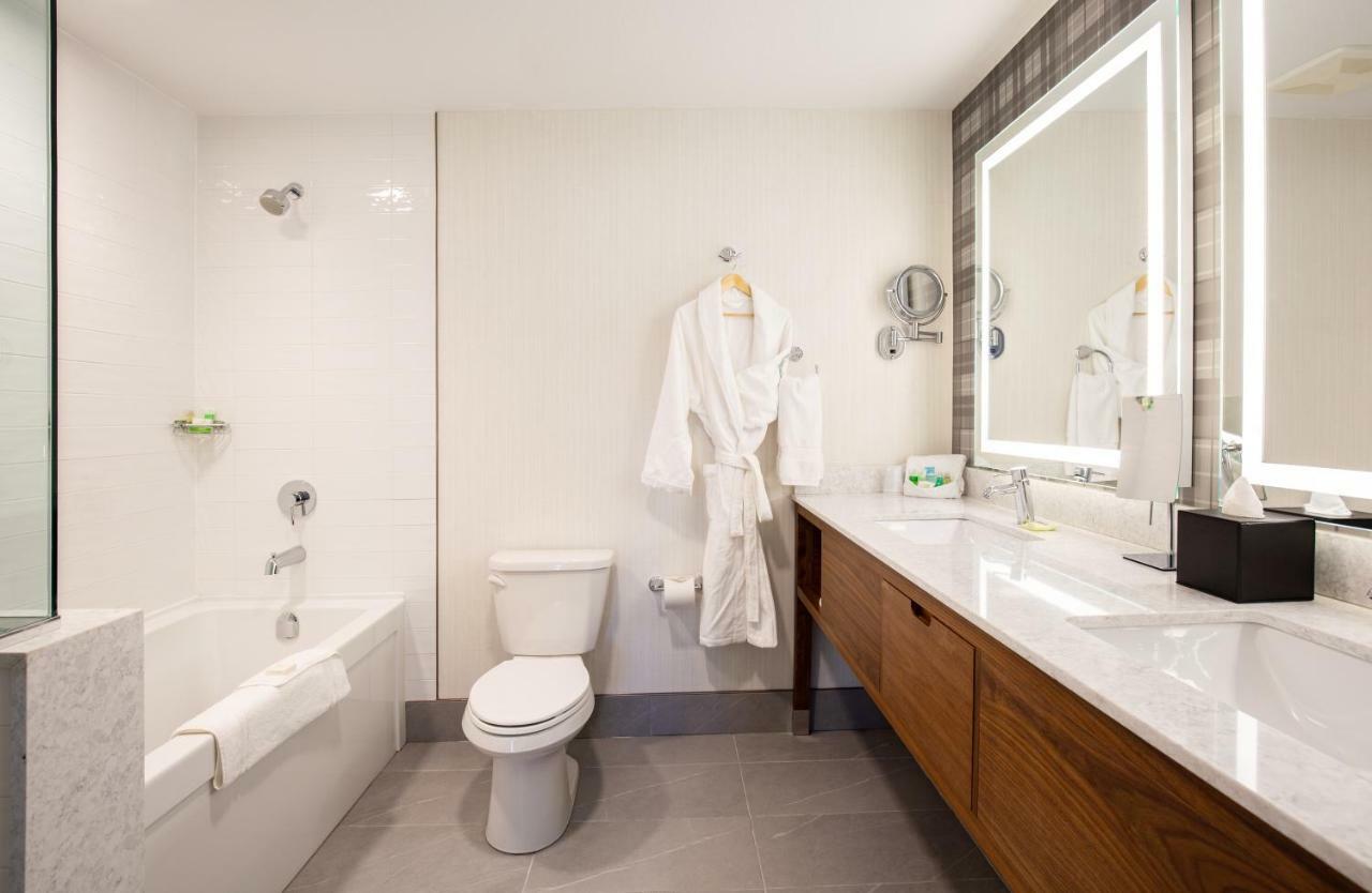 Pomeroy Hotel Fort Mcmurray Buitenkant foto